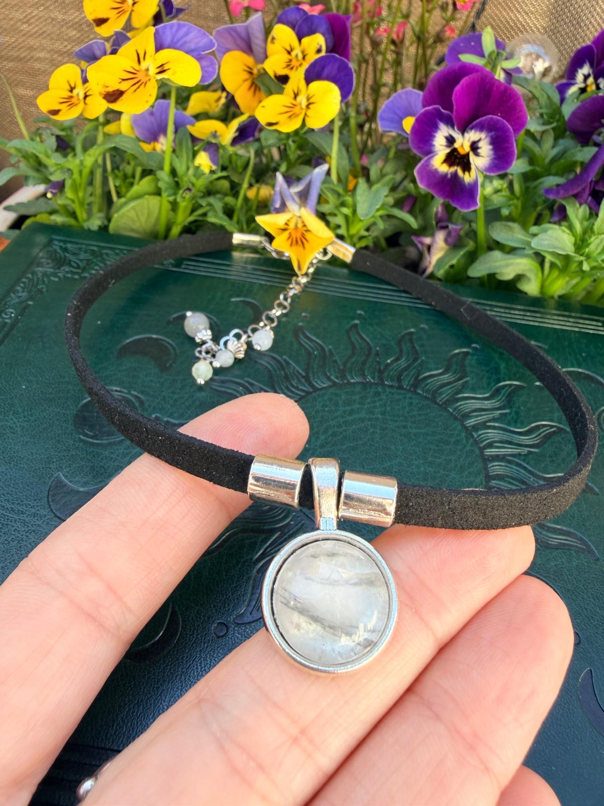 Choker z kwarcem – talizman harmonii, boho naszyjnik z kamieniem naturalnym