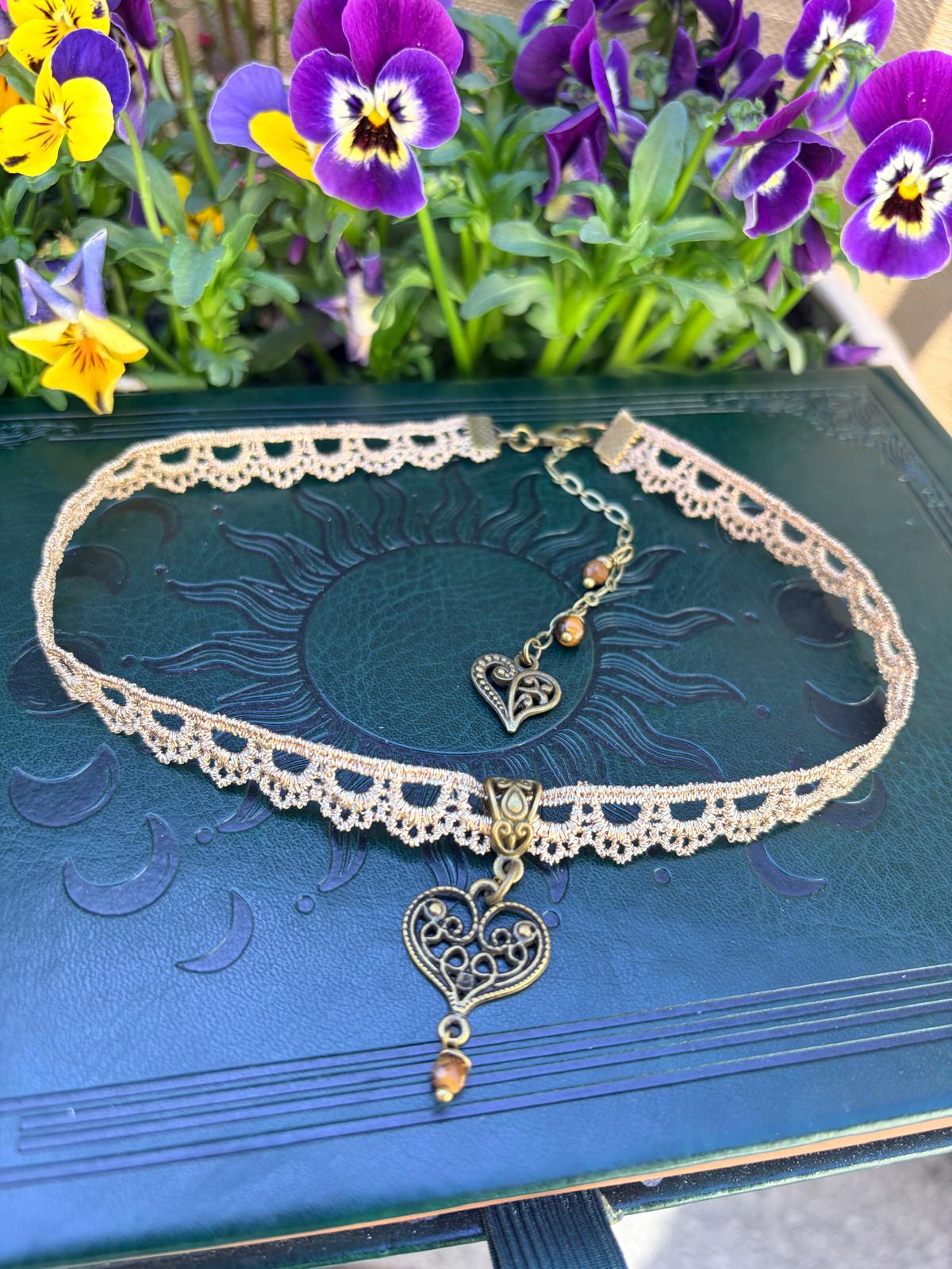 Choker koronka boho złoto-beżowy – naszyjnik z tygrysim okiem i sercem