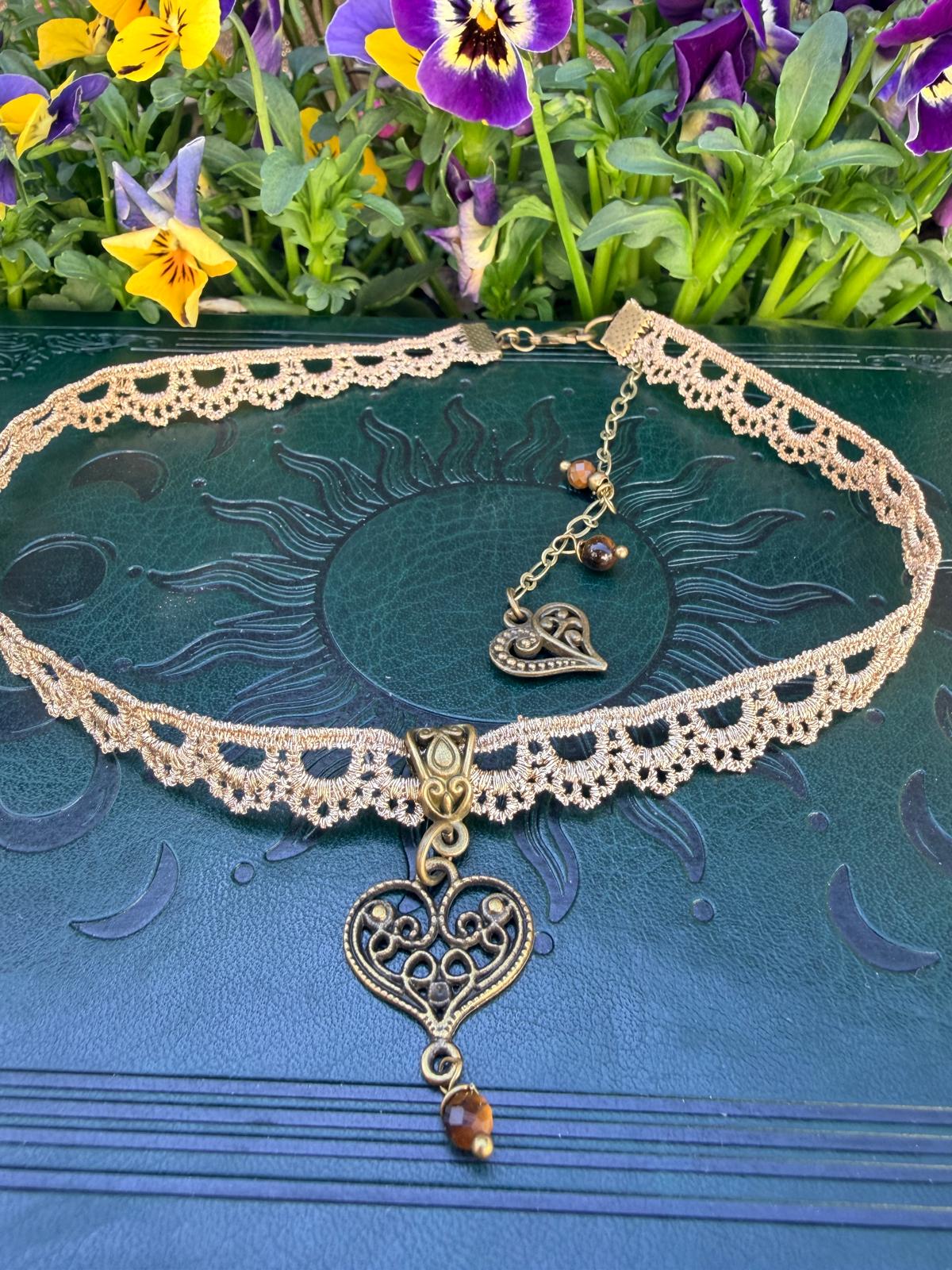 Choker koronka boho złoto-beżowy – naszyjnik z tygrysim okiem i sercem