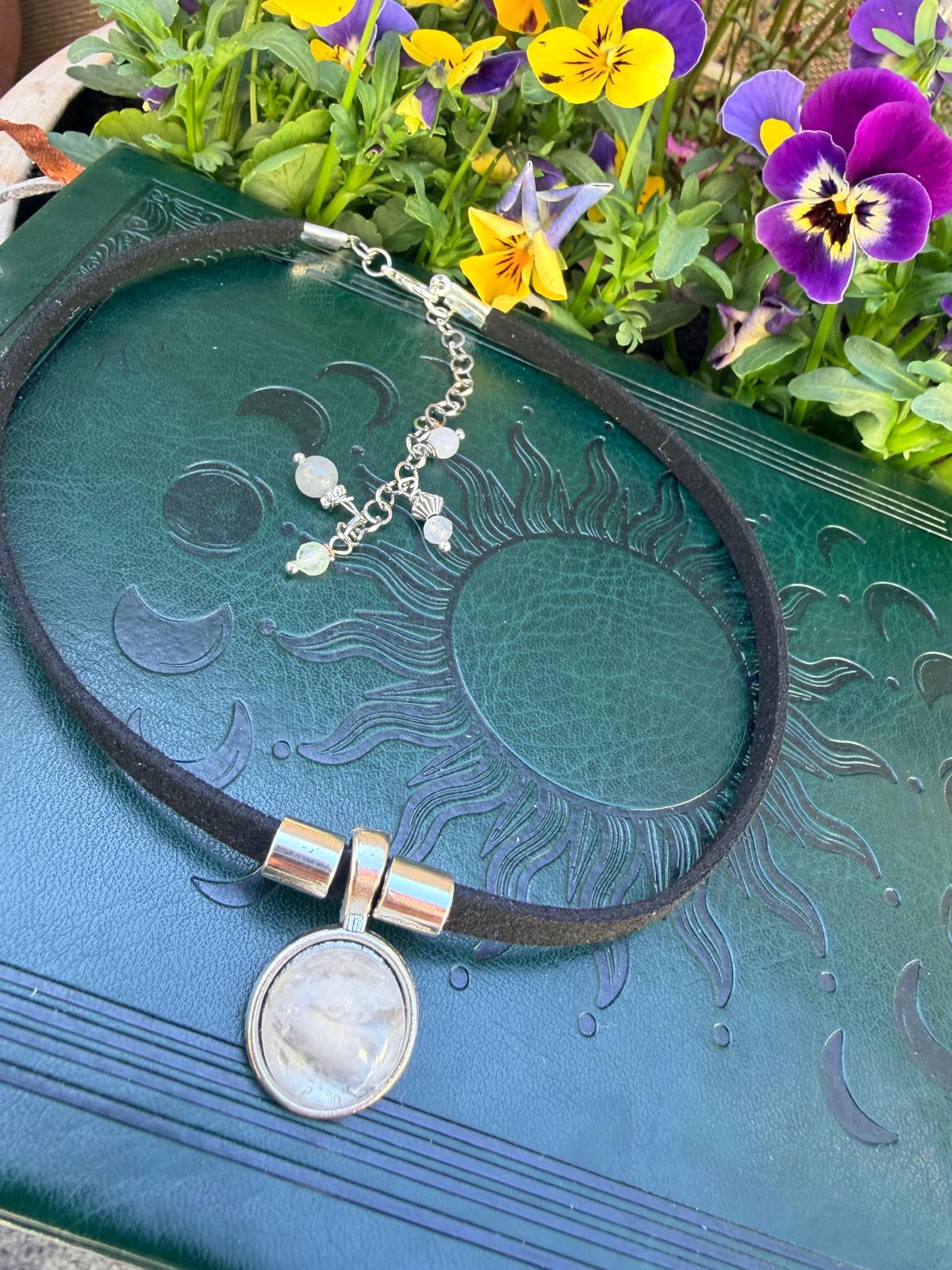 Choker z kwarcem – talizman harmonii, boho naszyjnik z kamieniem naturalnym