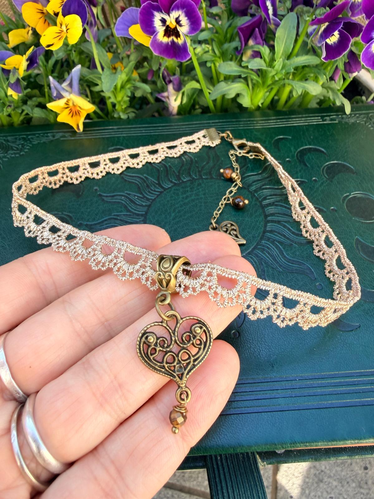 Choker koronka boho złoto-beżowy – naszyjnik z tygrysim okiem i sercem