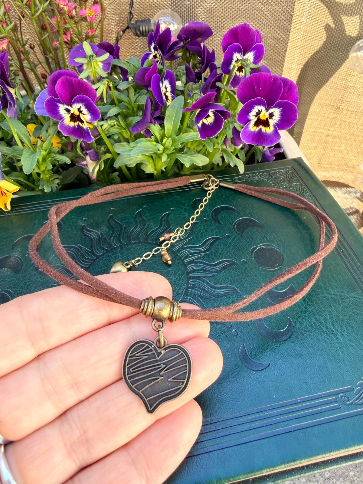 Choker serce brązowe boho – naszyjnik vintage talizman ziemi