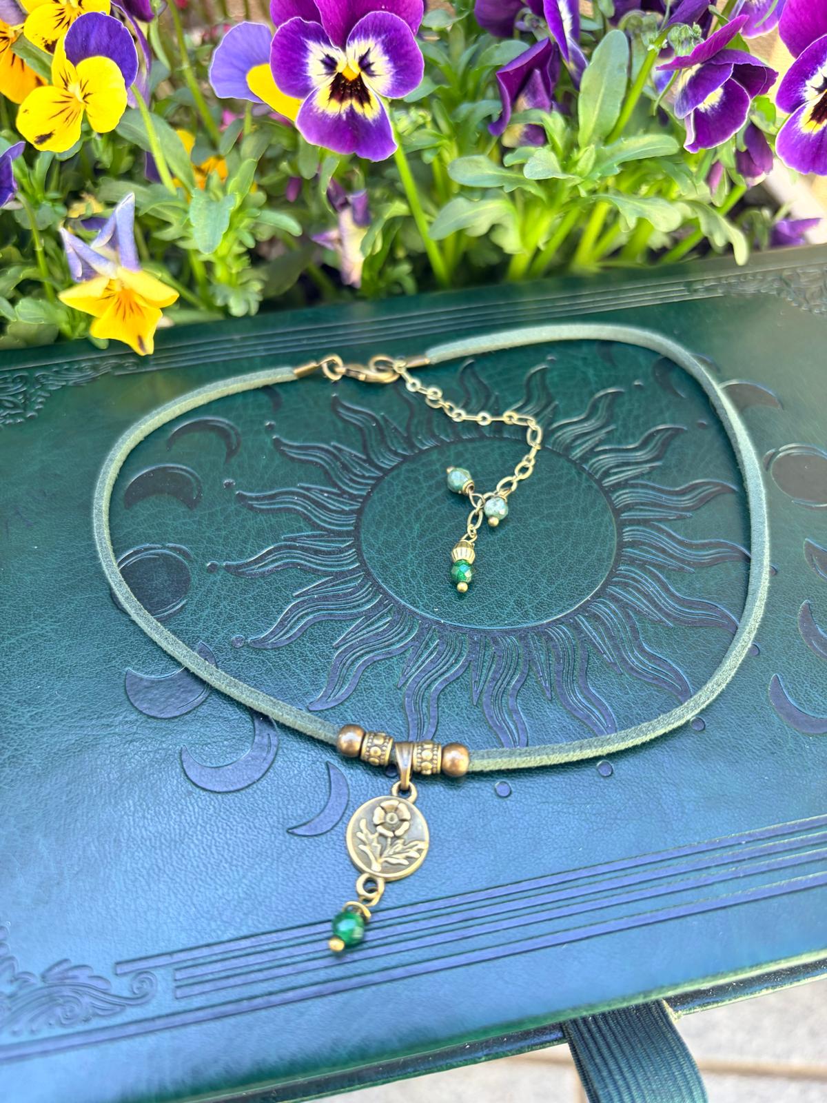 Choker z zielonym jadeitem – naszyjnik boho z kwiatem talizman natury