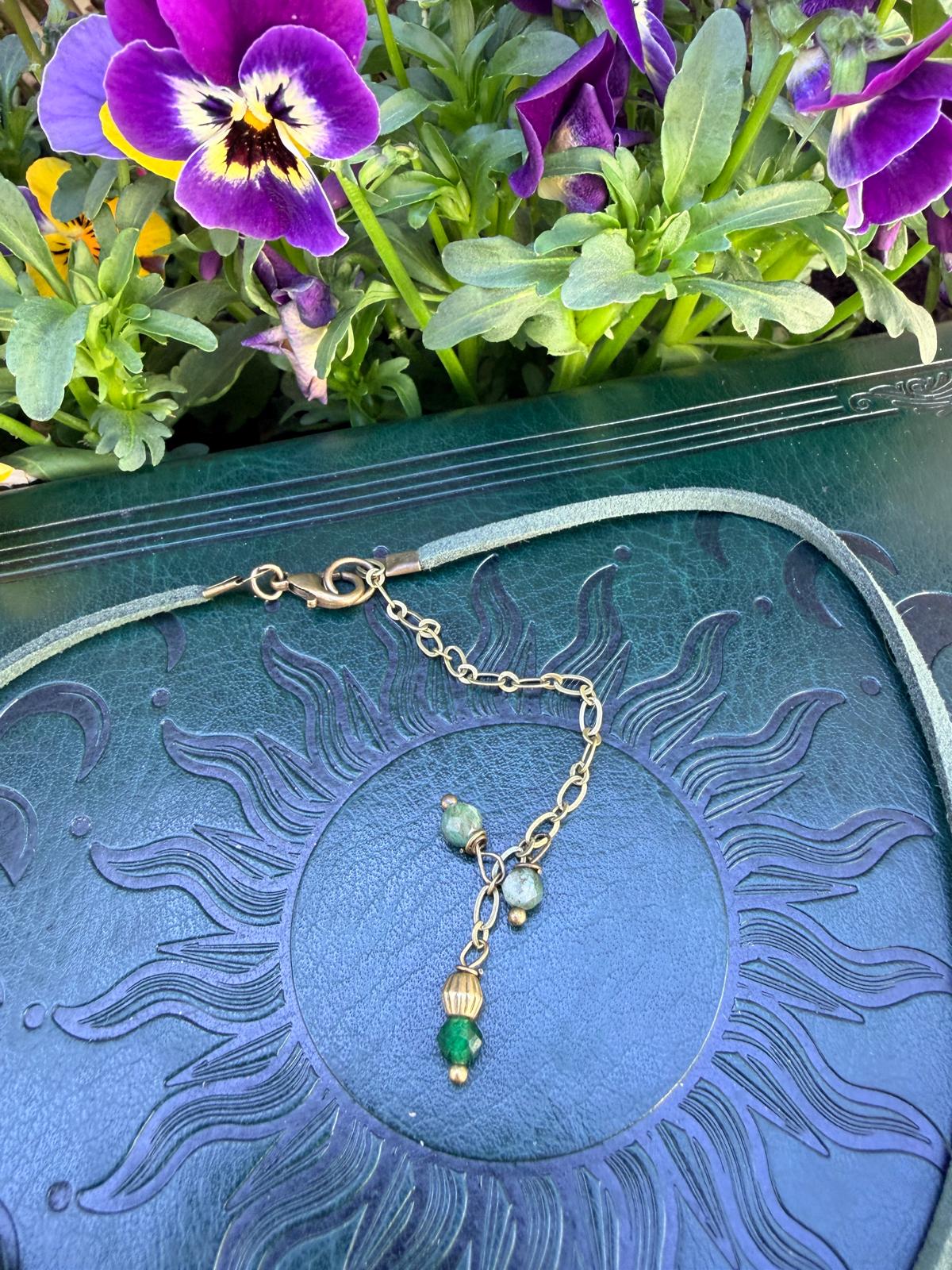 Choker z zielonym jadeitem – naszyjnik boho z kwiatem talizman natury