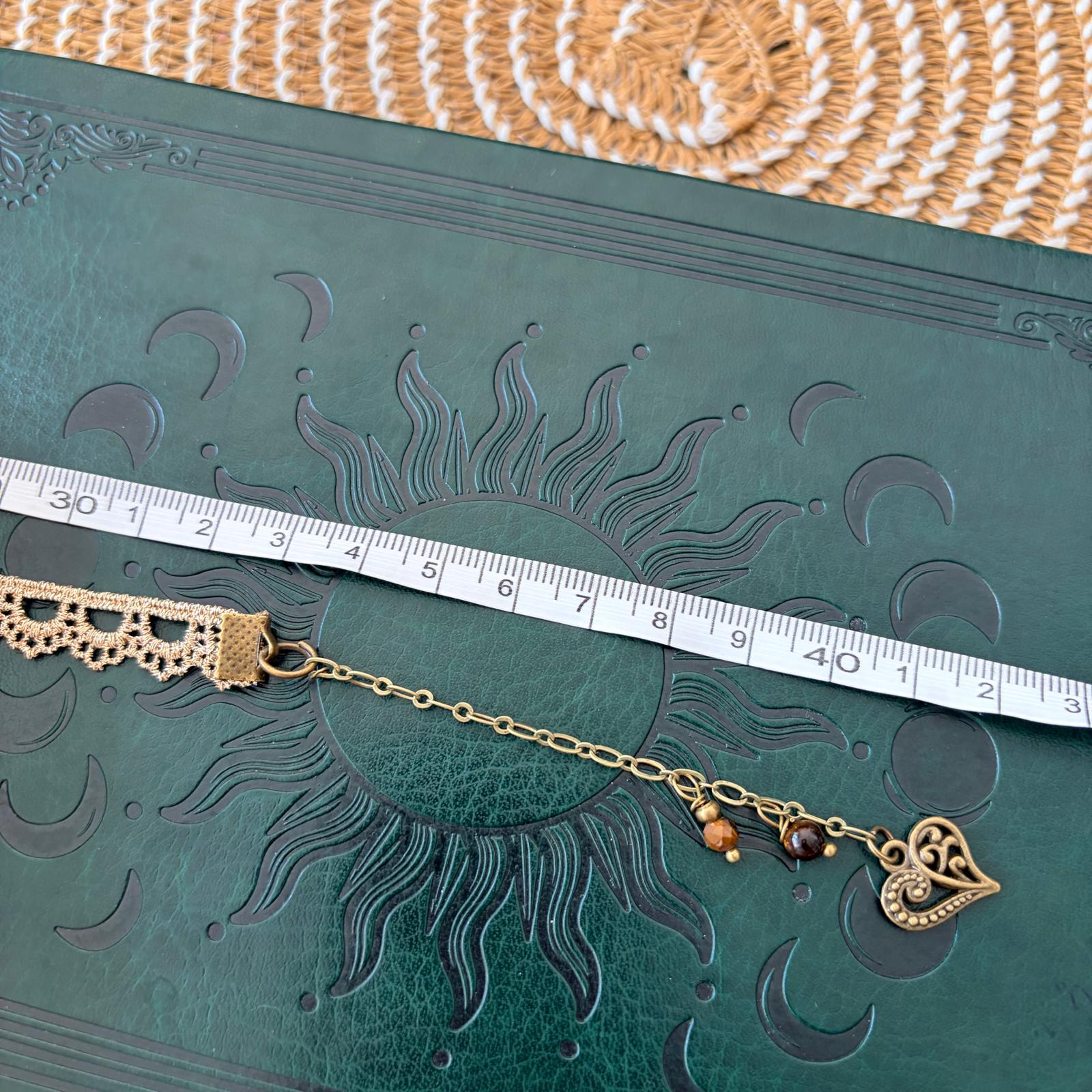 Choker koronka boho złoto-beżowy – naszyjnik z tygrysim okiem i sercem