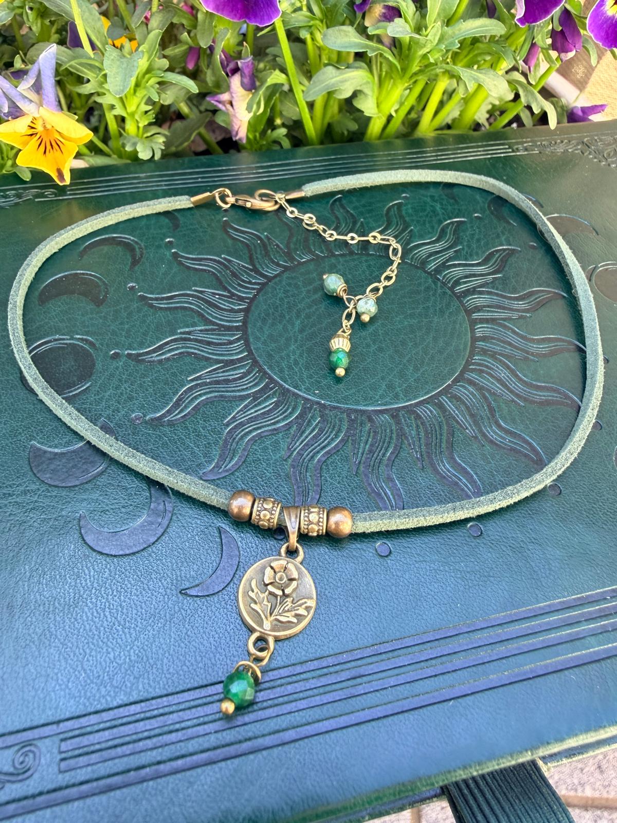 Choker z zielonym jadeitem – naszyjnik boho z kwiatem talizman natury