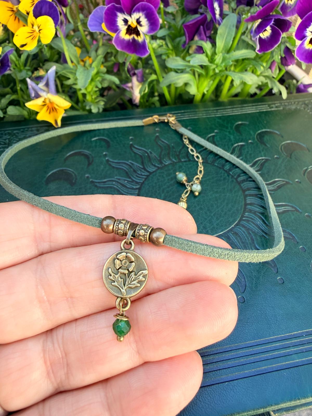 Choker z zielonym jadeitem – naszyjnik boho z kwiatem talizman natury