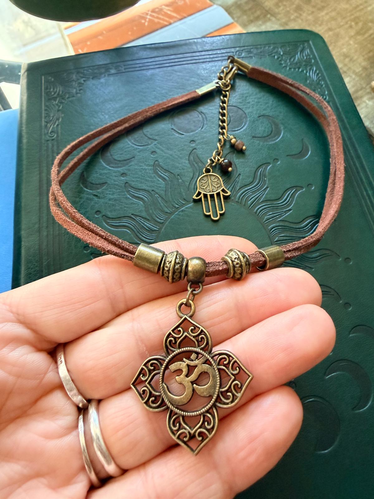 Choker boho z symbolem OM – eko zamsz, antyczny brąz, talizman harmonii
