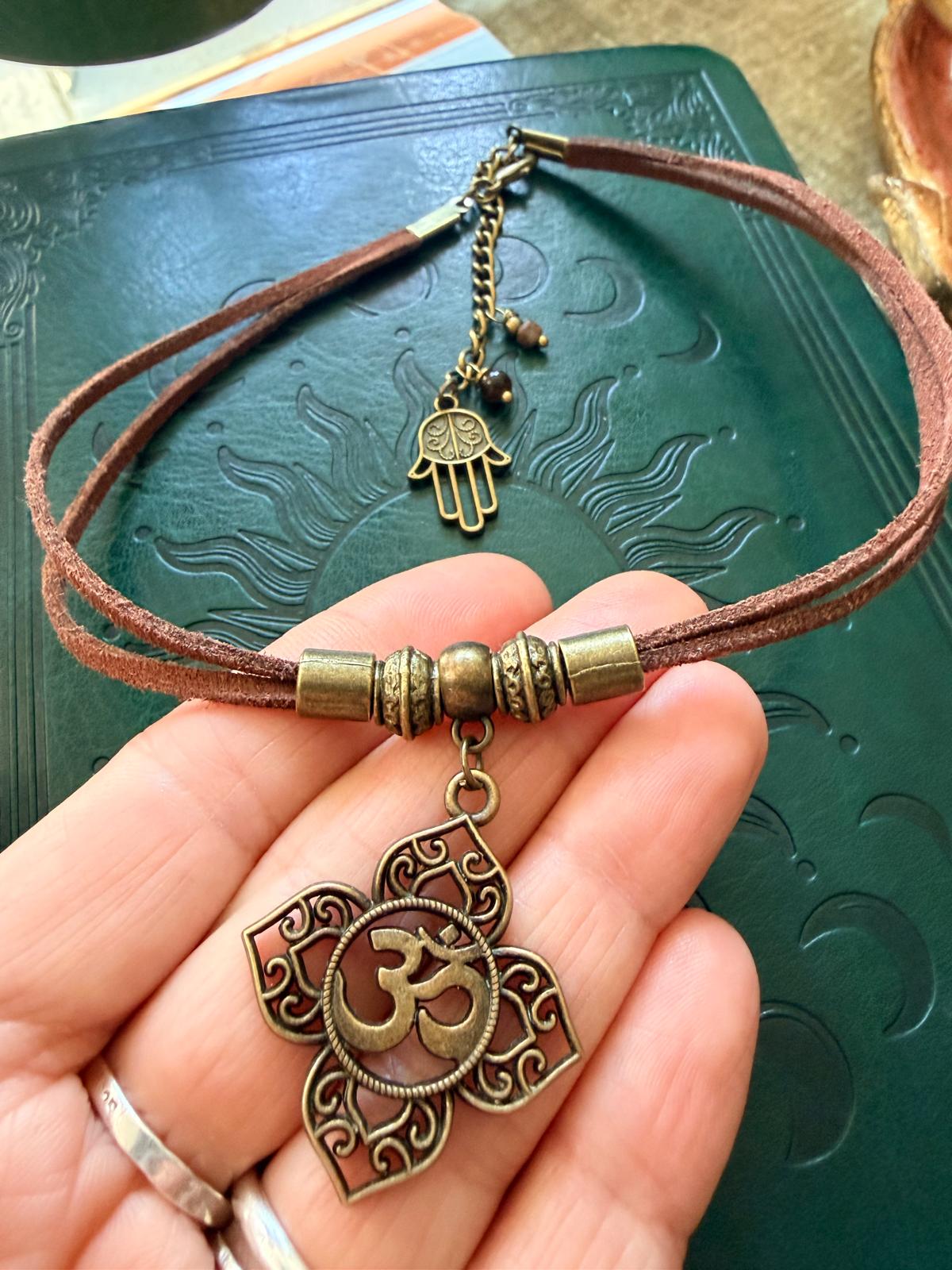 Choker boho z symbolem OM – eko zamsz, antyczny brąz, talizman harmonii