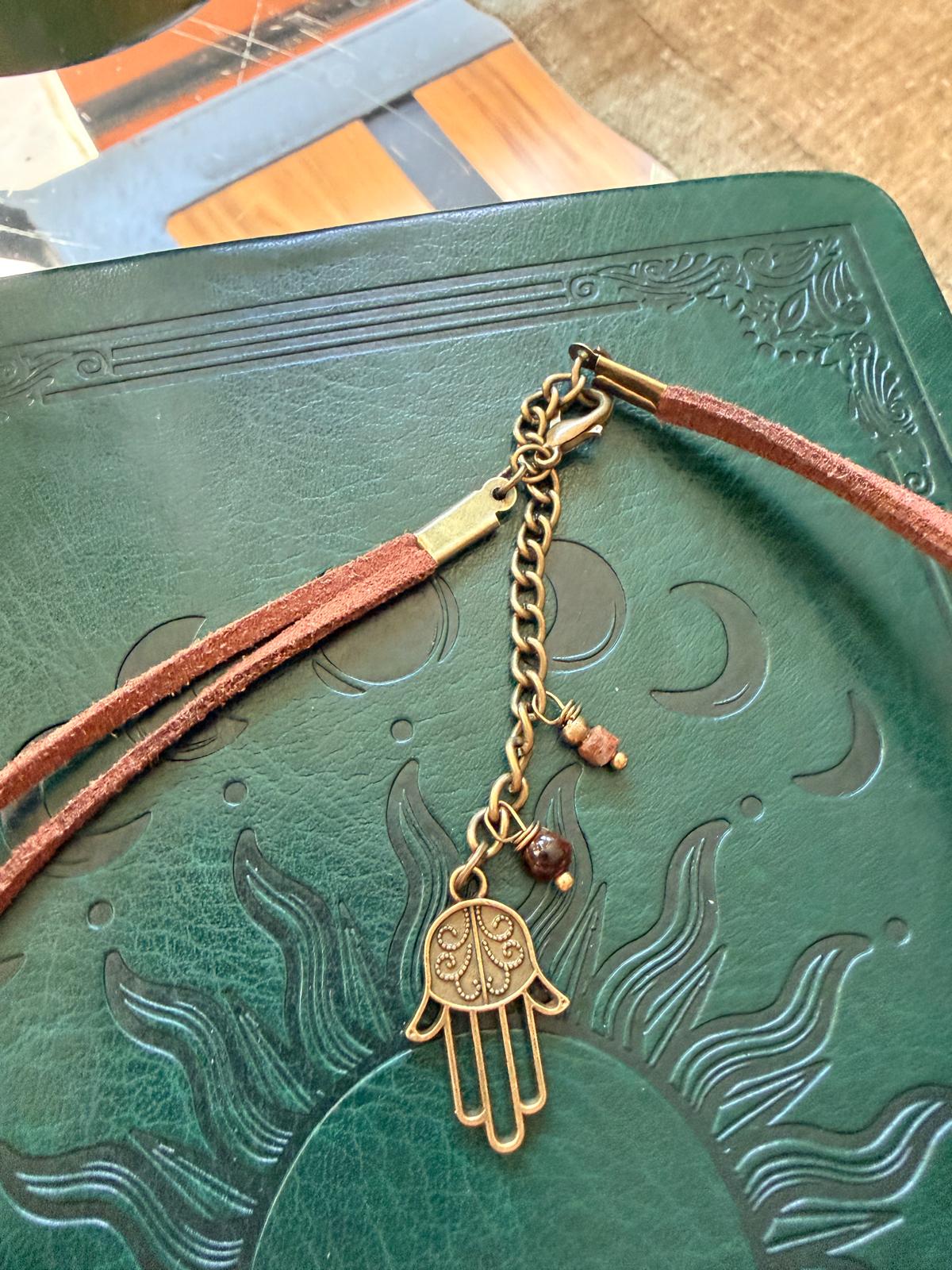 Choker boho z symbolem OM – eko zamsz, antyczny brąz, talizman harmonii