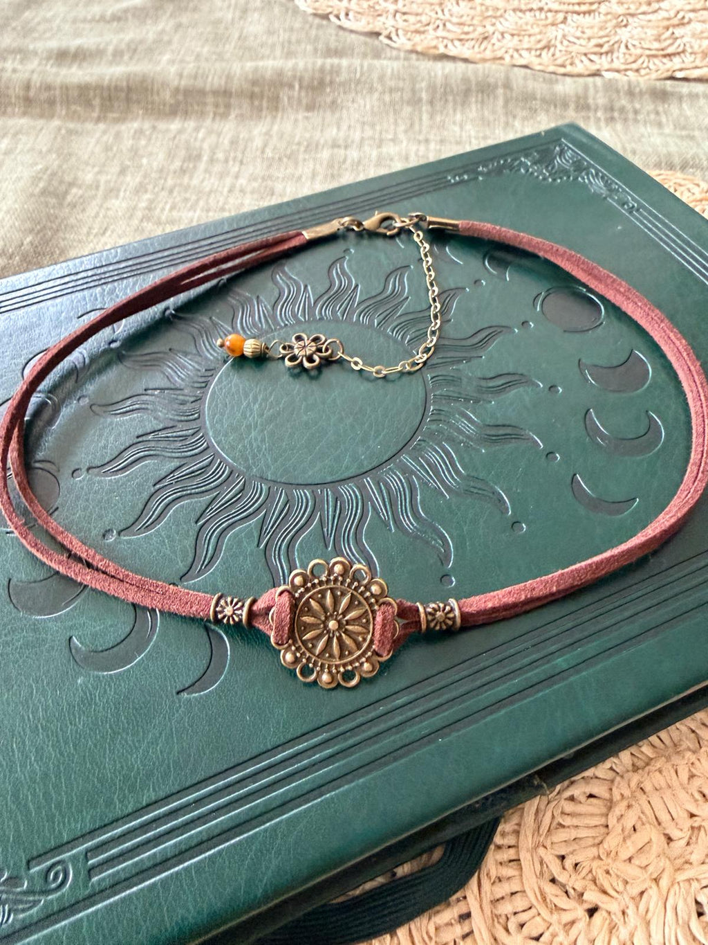 🌸 CHOKER BOHO Z ROZETĄ / MANDALĄ – HARMONIA I ŚWIATŁO