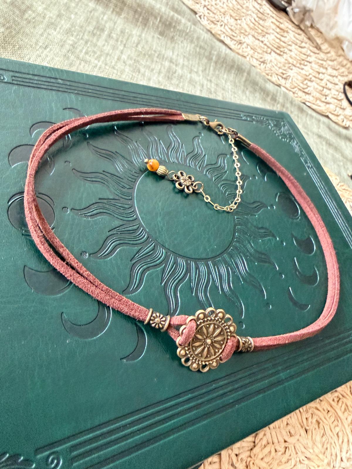 🌸 CHOKER BOHO Z ROZETĄ / MANDALĄ – HARMONIA I ŚWIATŁO