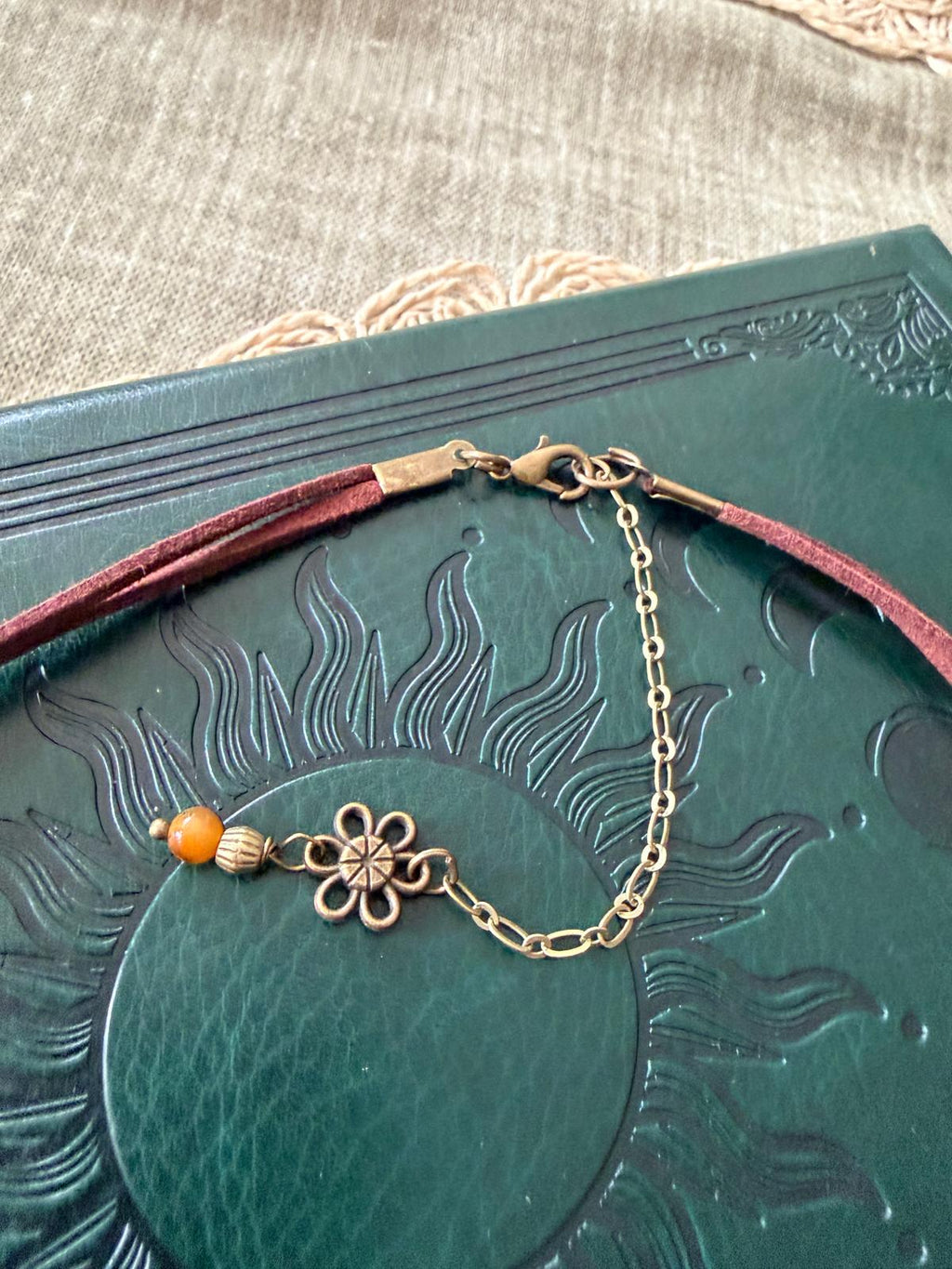 🌸 CHOKER BOHO Z ROZETĄ / MANDALĄ – HARMONIA I ŚWIATŁO