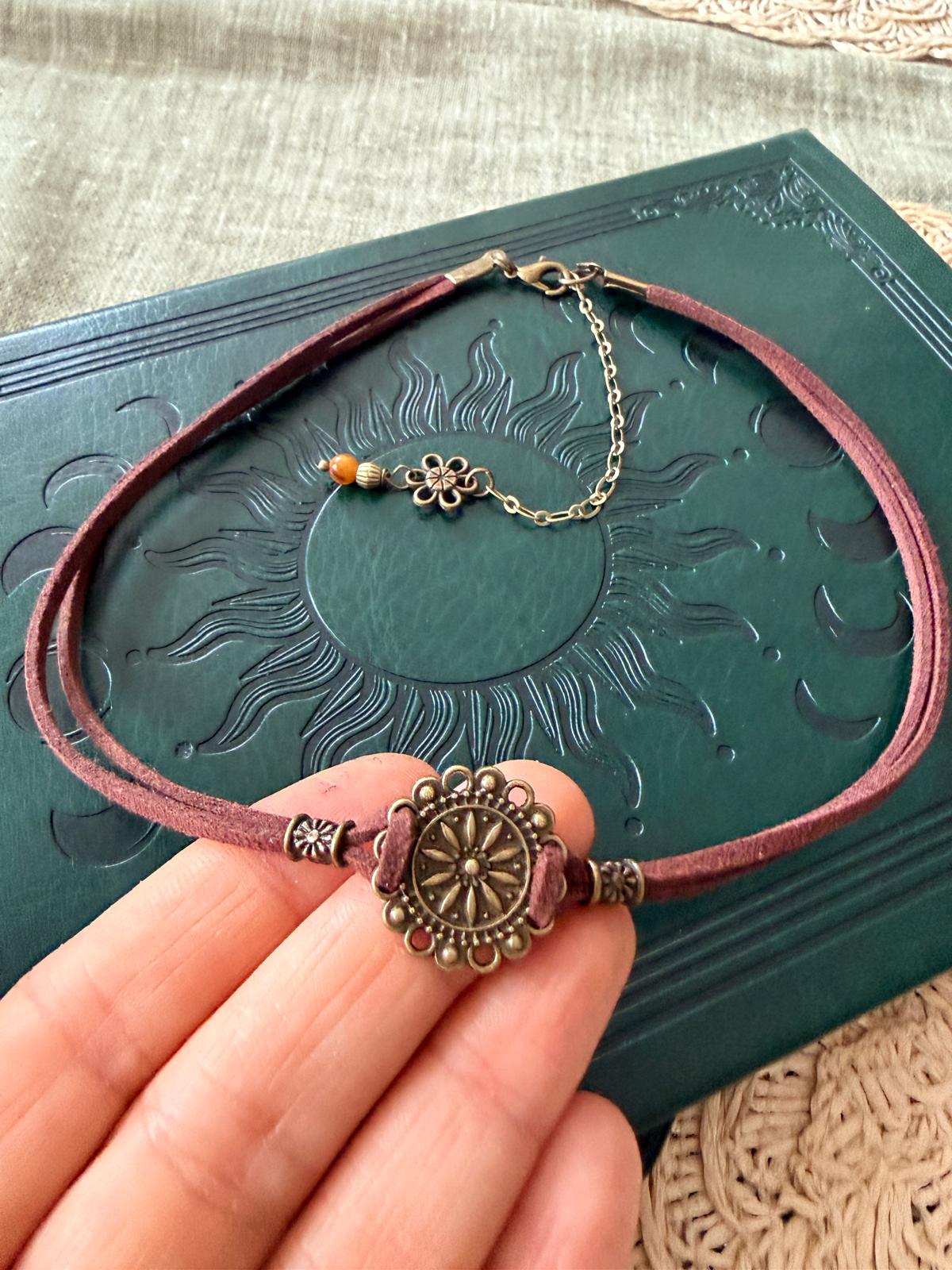 🌸 CHOKER BOHO Z ROZETĄ / MANDALĄ – HARMONIA I ŚWIATŁO