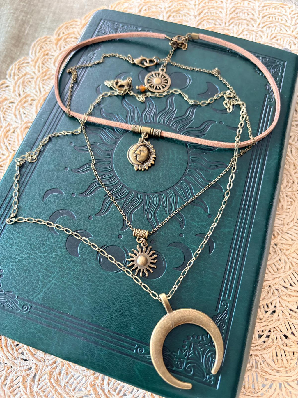 Zestaw naszyjników boho – choker z motywem słońca i księżyca | layered necklace