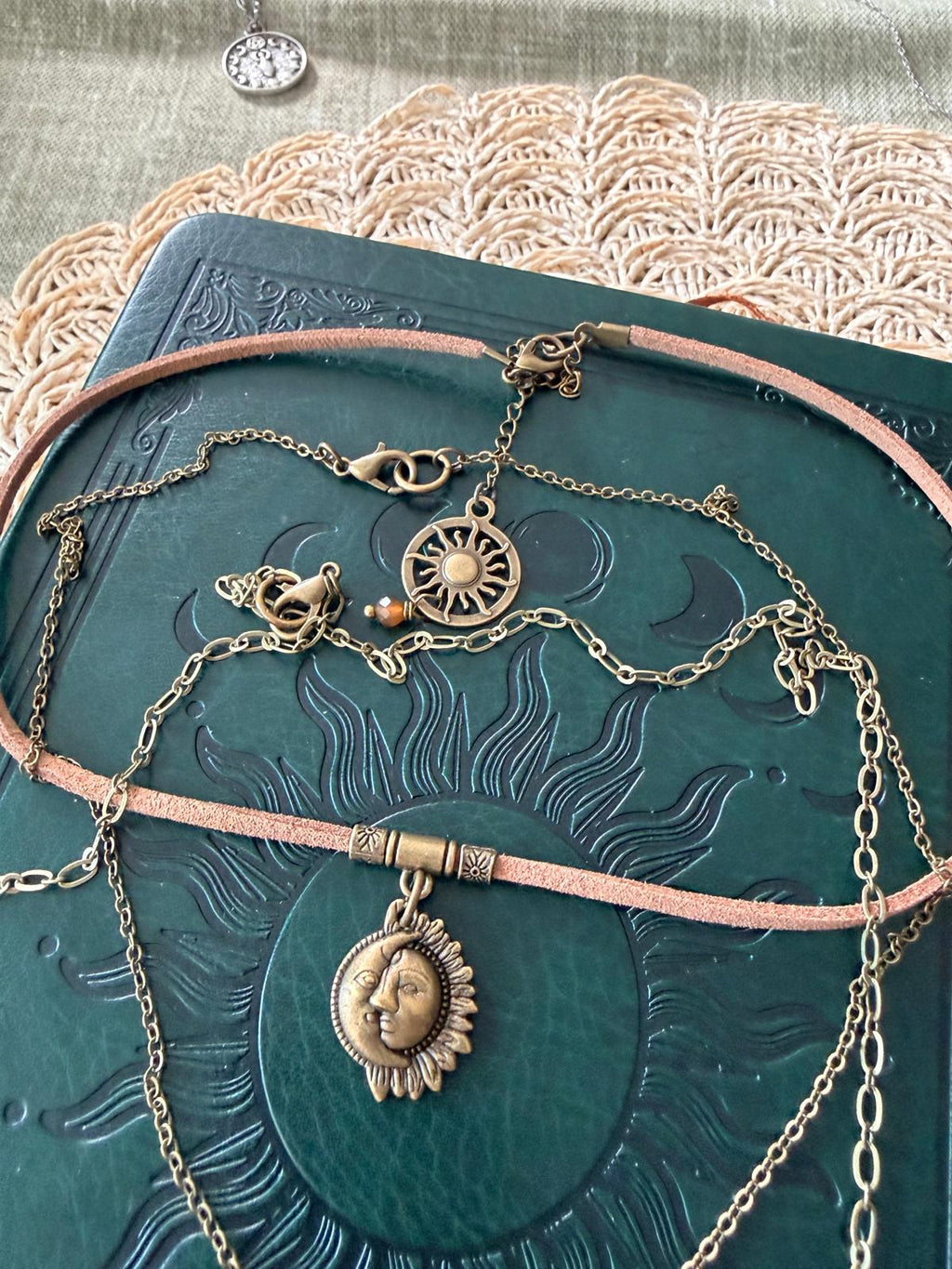 Zestaw naszyjników boho – choker z motywem słońca i księżyca | layered necklace