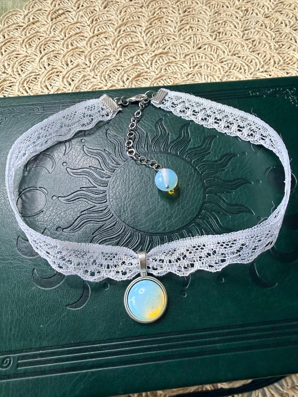 🌙✨ Choker koronkowy z opalem – biały naszyjnik boho, delikatna biżuteria, talizman światła | Agnes Arte