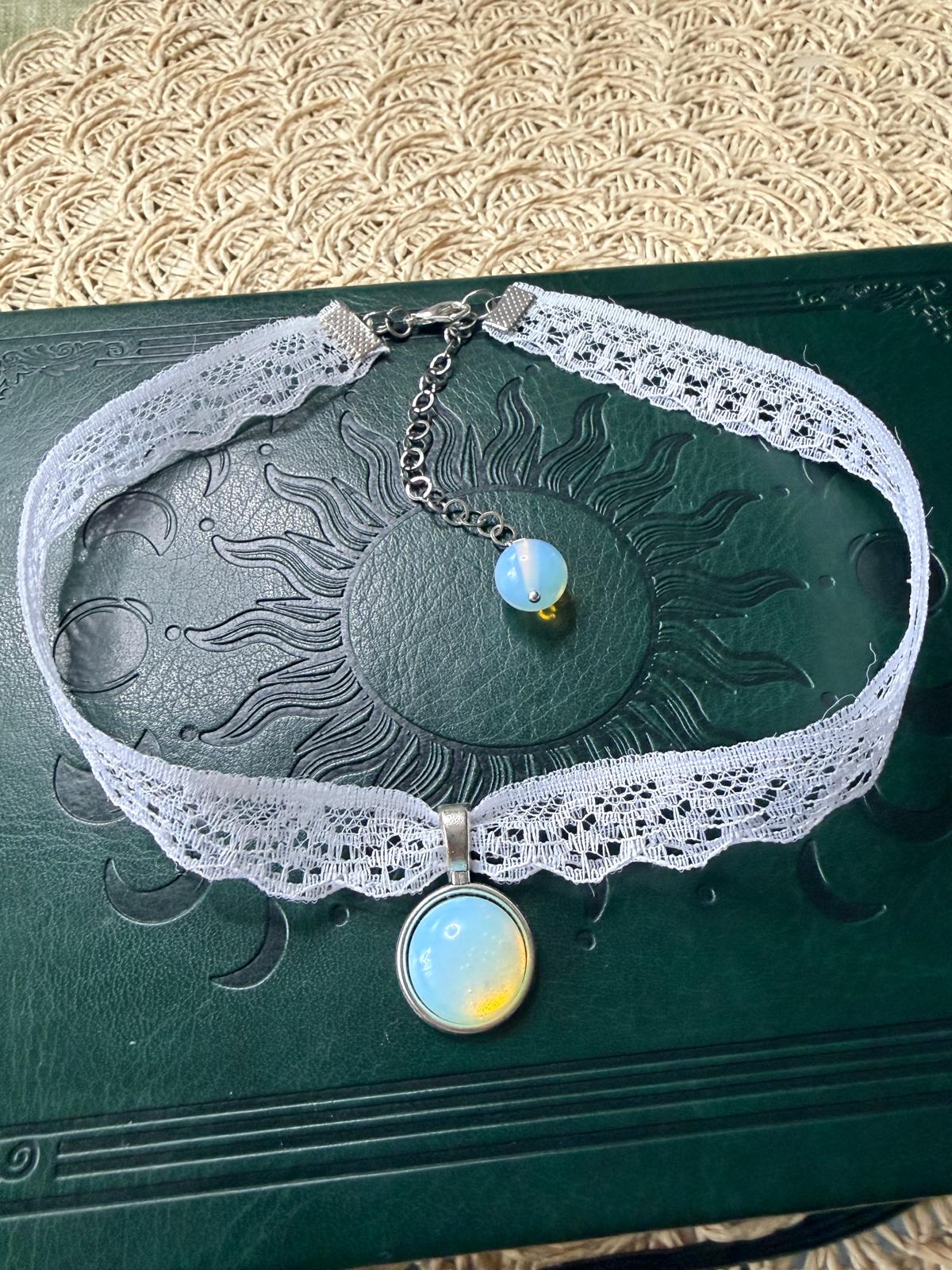 🌙✨ Choker koronkowy z opalem – biały naszyjnik boho, delikatna biżuteria, talizman światła | Agnes Arte