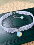 🌙✨ Choker koronkowy z opalem – biały naszyjnik boho, delikatna biżuteria, talizman światła | Agnes Arte