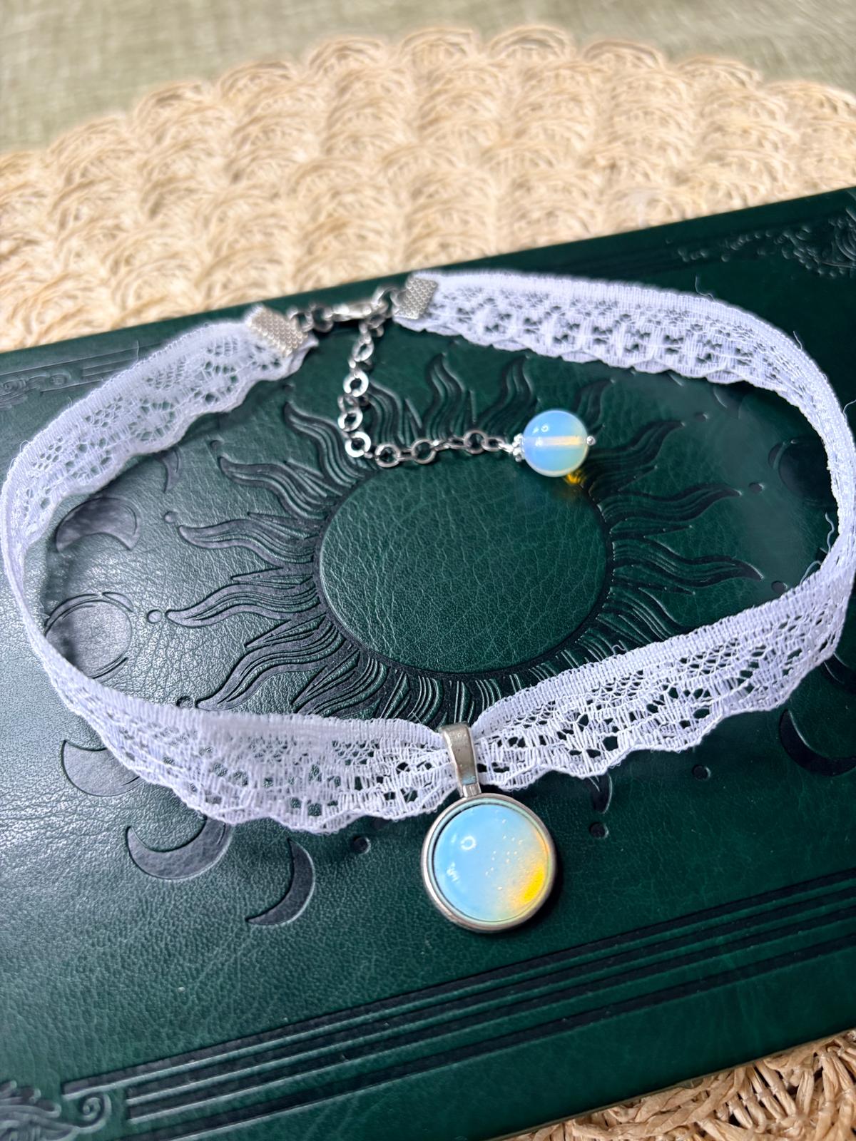 🌙✨ Choker koronkowy z opalem – biały naszyjnik boho, delikatna biżuteria, talizman światła | Agnes Arte