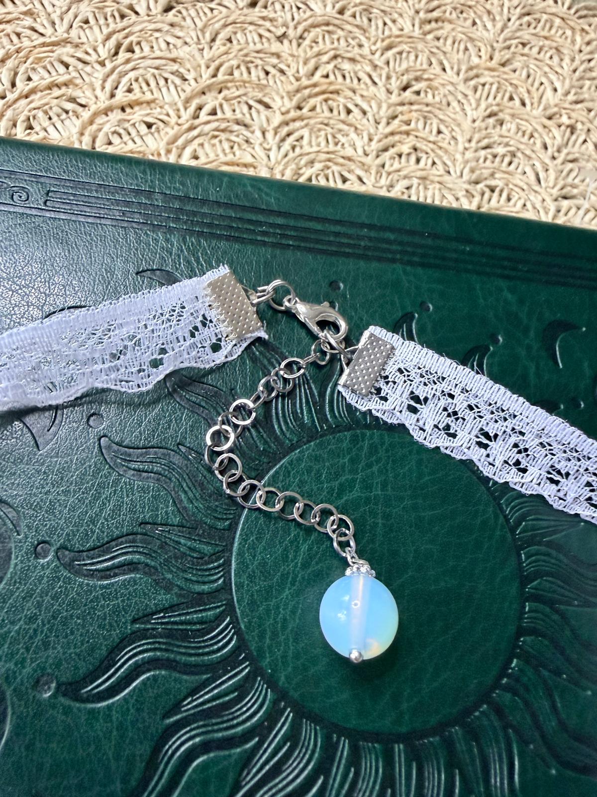 🌙✨ Choker koronkowy z opalem – biały naszyjnik boho, delikatna biżuteria, talizman światła | Agnes Arte