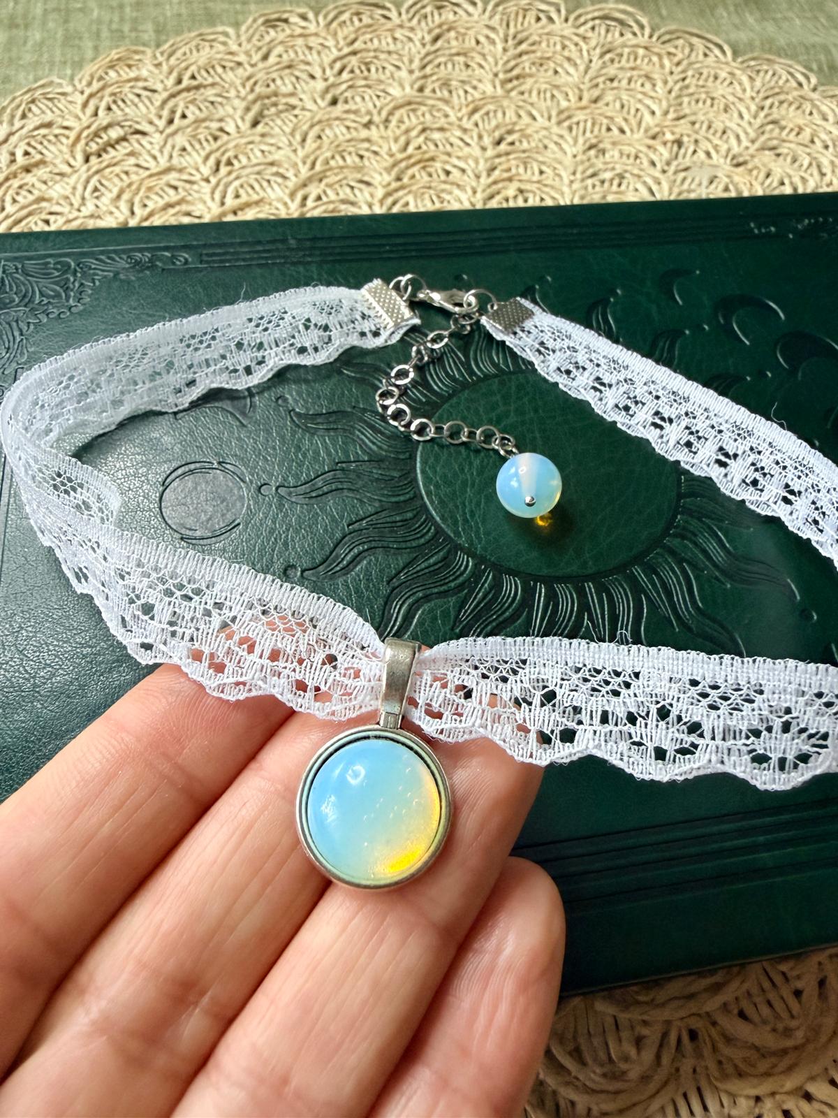 🌙✨ Choker koronkowy z opalem – biały naszyjnik boho, delikatna biżuteria, talizman światła | Agnes Arte