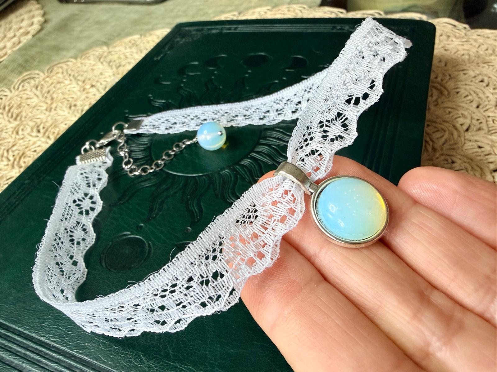 🌙✨ Choker koronkowy z opalem – biały naszyjnik boho, delikatna biżuteria, talizman światła | Agnes Arte