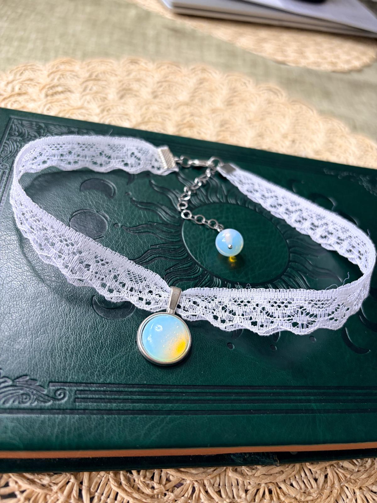 🌙✨ Choker koronkowy z opalem – biały naszyjnik boho, delikatna biżuteria, talizman światła | Agnes Arte