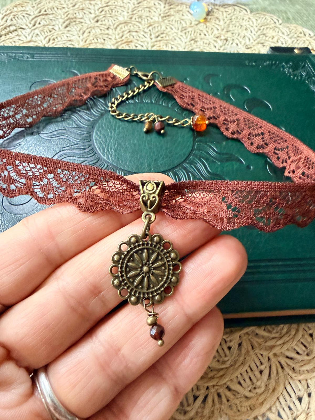 🍂✨ Choker koronkowy z agatami i bursztynem – naszyjnik boho vintage, talizman ciepła i ochrony | Agnes Arte