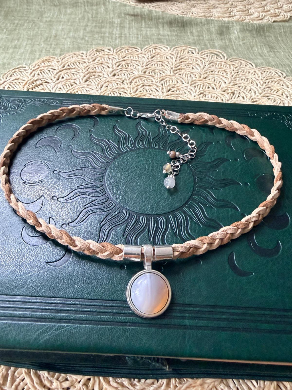Choker z szarym agatem – naturalny kamień, naszyjnik boho vintage, talizman harmonii | Agnes Arte