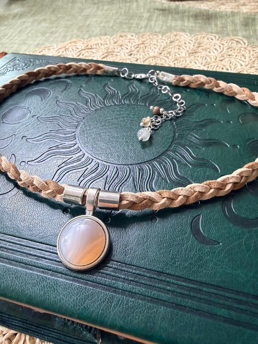 Choker z szarym agatem – naturalny kamień, naszyjnik boho vintage, talizman harmonii | Agnes Arte