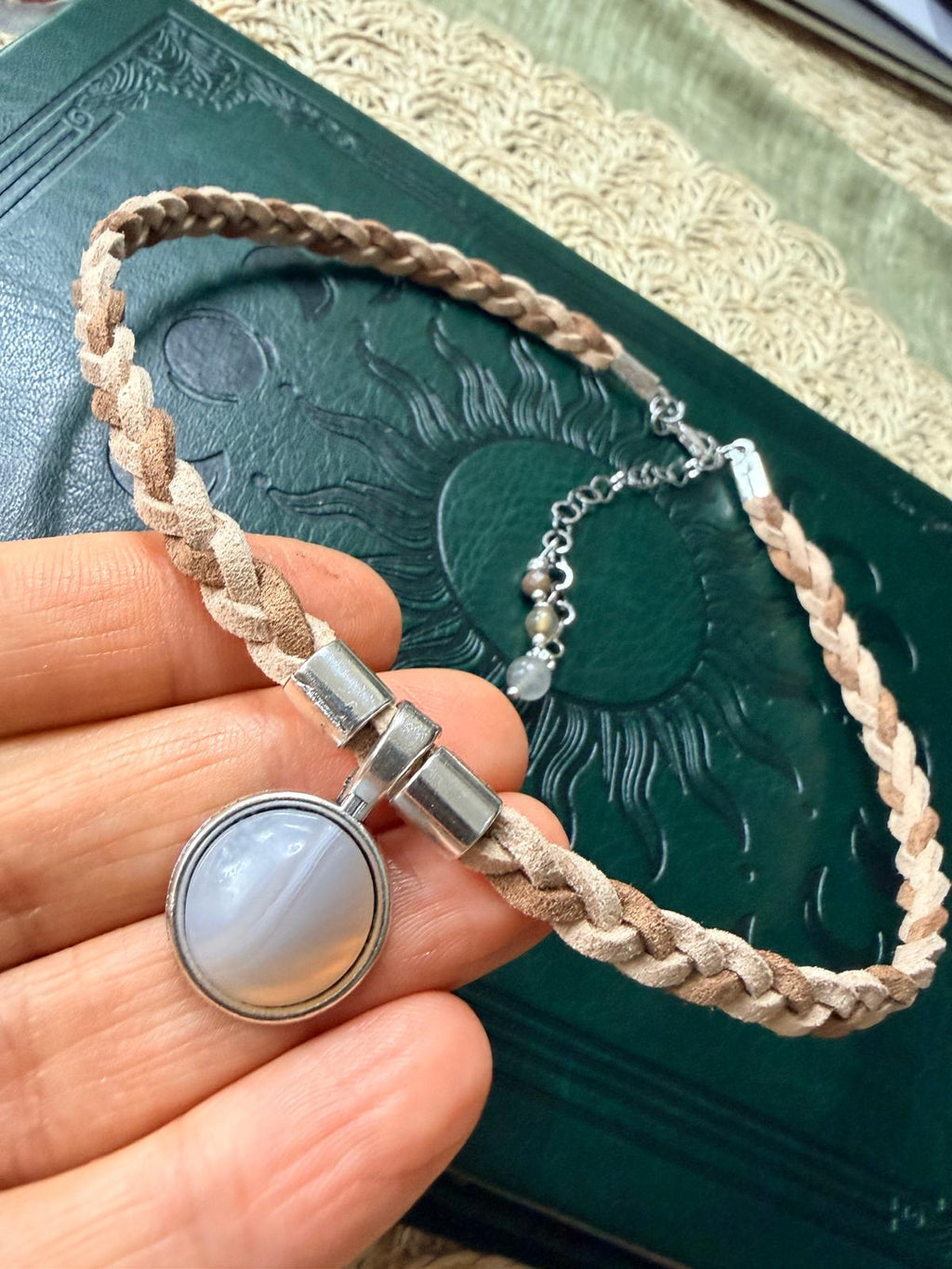 Choker z szarym agatem – naturalny kamień, naszyjnik boho vintage, talizman harmonii | Agnes Arte