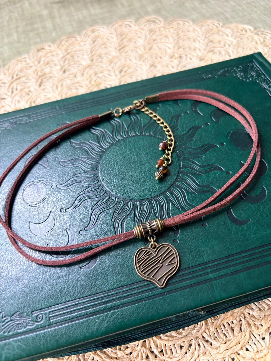 🤎✨ Choker z sercem vintage – naszyjnik boho z zawieszką serce, rzemyk eko zamsz | Agnes Arte