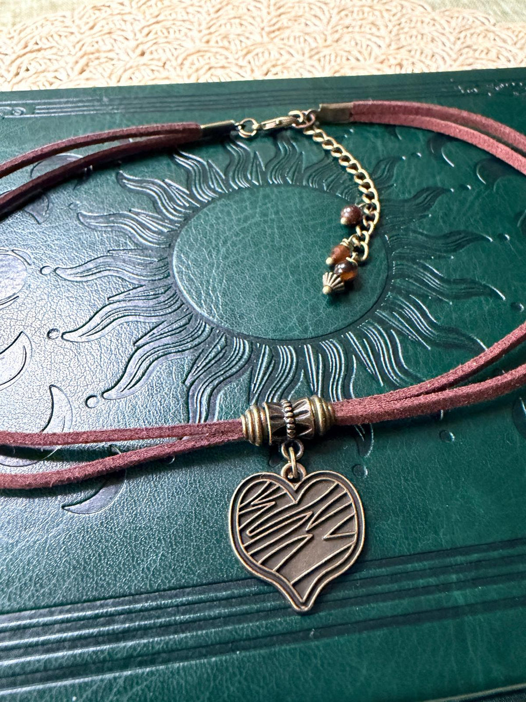🤎✨ Choker z sercem vintage – naszyjnik boho z zawieszką serce, rzemyk eko zamsz | Agnes Arte