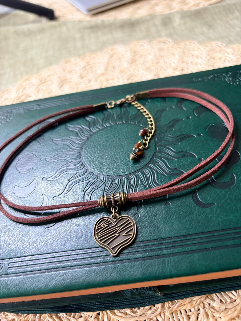🤎✨ Choker z sercem vintage – naszyjnik boho z zawieszką serce, rzemyk eko zamsz | Agnes Arte