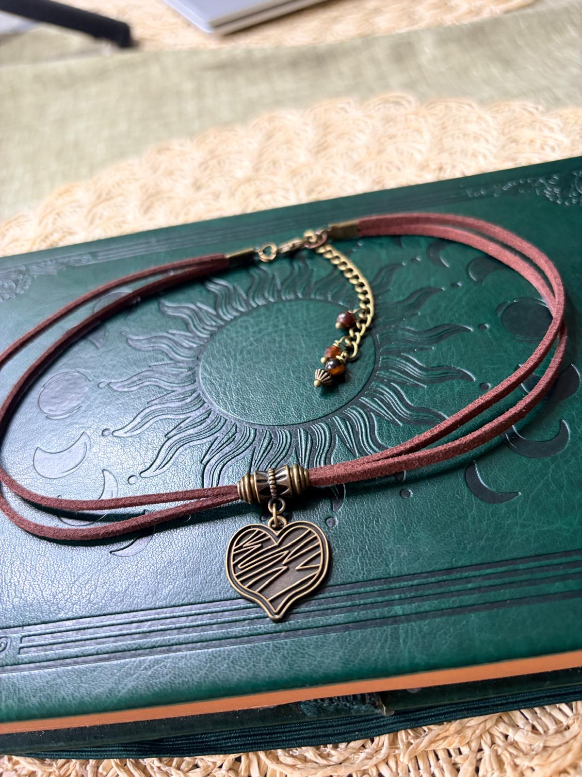 🤎✨ Choker z sercem vintage – naszyjnik boho z zawieszką serce, rzemyk eko zamsz | Agnes Arte