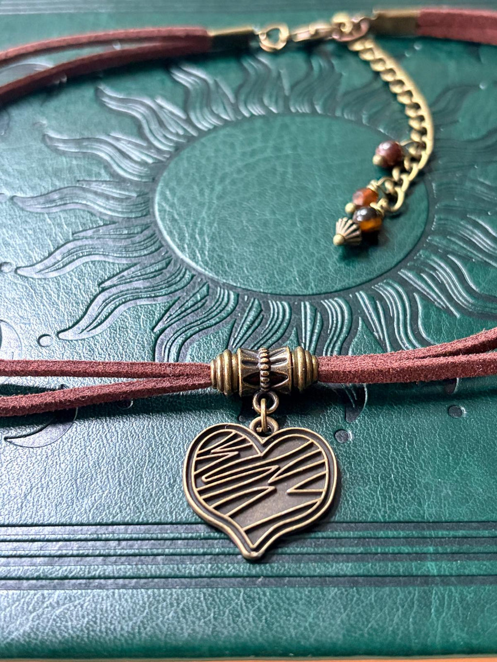 🤎✨ Choker z sercem vintage – naszyjnik boho z zawieszką serce, rzemyk eko zamsz | Agnes Arte