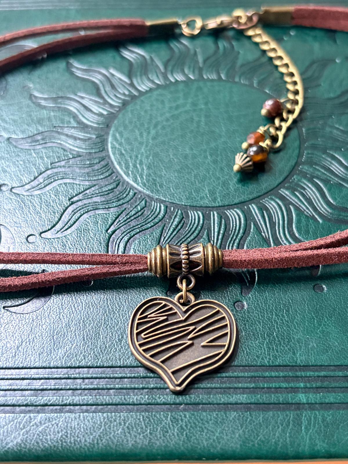 🤎✨ Choker z sercem vintage – naszyjnik boho z zawieszką serce, rzemyk eko zamsz | Agnes Arte