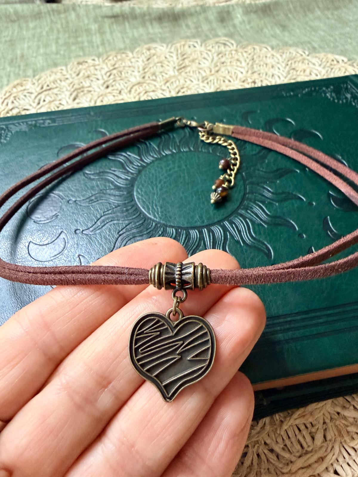 🤎✨ Choker z sercem vintage – naszyjnik boho z zawieszką serce, rzemyk eko zamsz | Agnes Arte