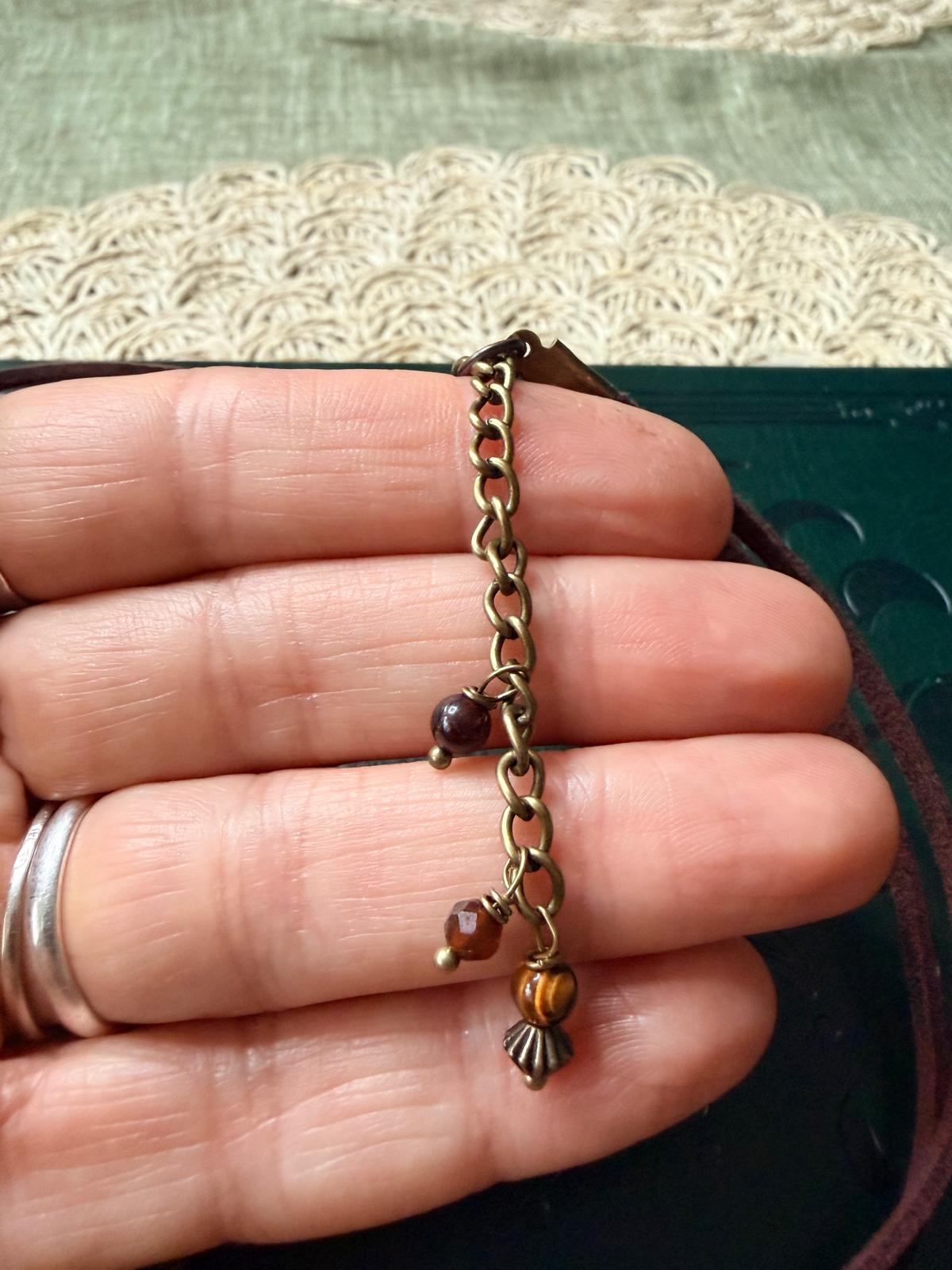 🤎✨ Choker z sercem vintage – naszyjnik boho z zawieszką serce, rzemyk eko zamsz | Agnes Arte