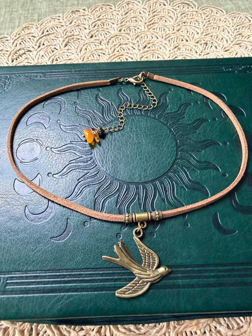🕊️✨ Choker z jaskółką – naszyjnik boho vintage, symbol wolności i lekkości | Agnes Arte  Lekkość. Wolność. Nowy początek… 🕊️✨