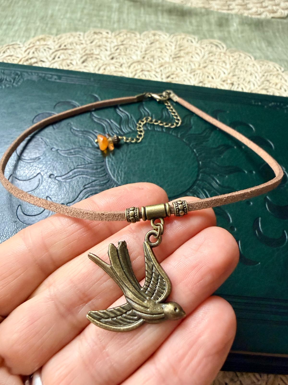 🕊️✨ Choker z jaskółką – naszyjnik boho vintage, symbol wolności i lekkości | Agnes Arte  Lekkość. Wolność. Nowy początek… 🕊️✨