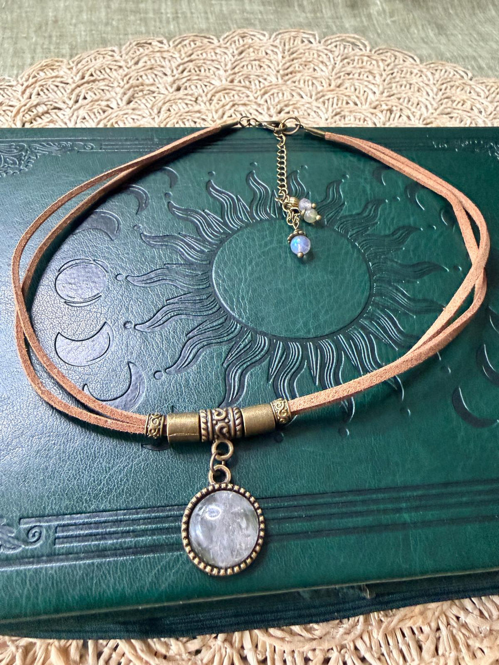 🤍✨ Choker z kwarcem – naszyjnik boho vintage, talizman spokoju i harmonii | Agnes Arte