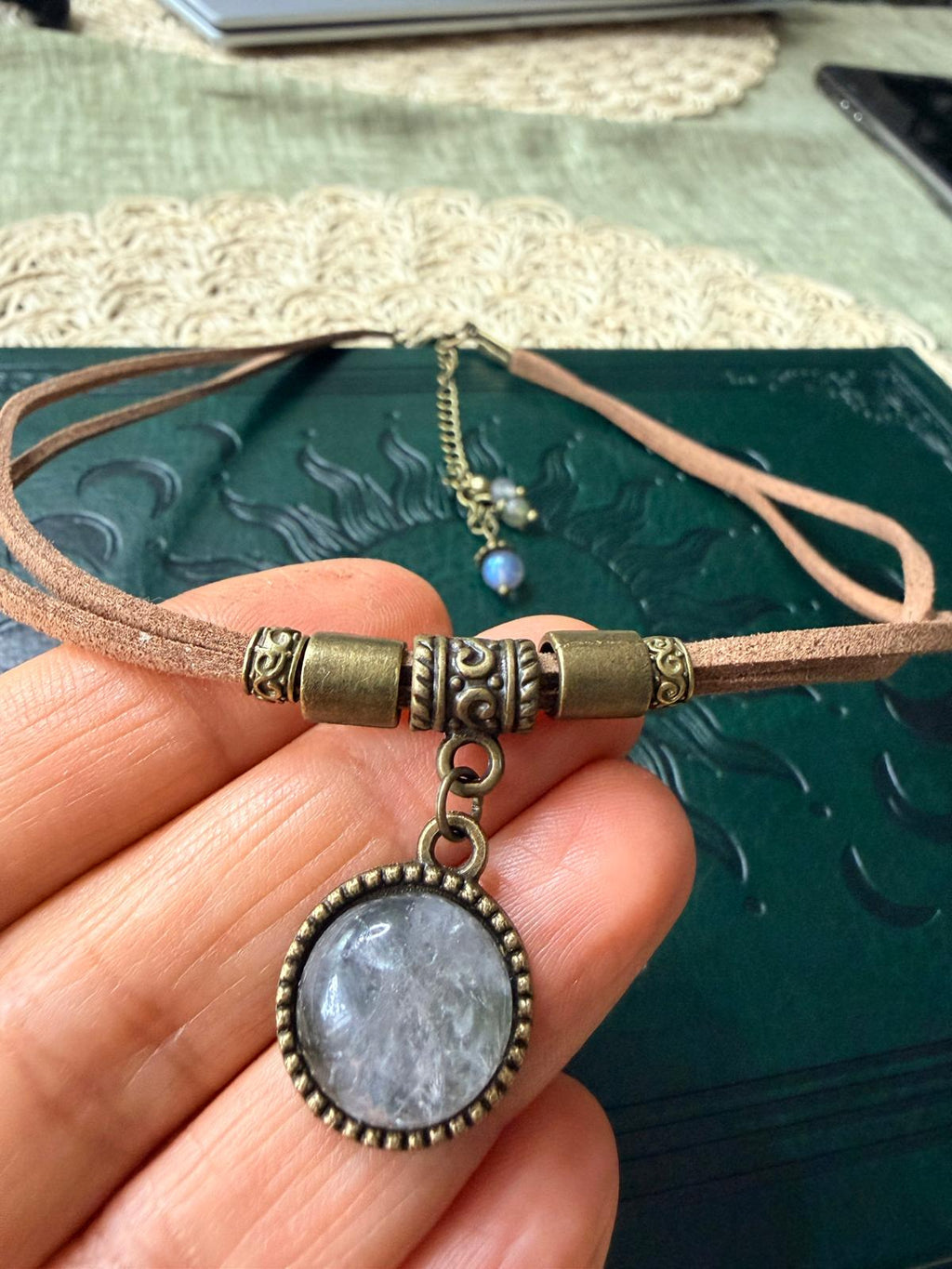 🤍✨ Choker z kwarcem – naszyjnik boho vintage, talizman spokoju i harmonii | Agnes Arte