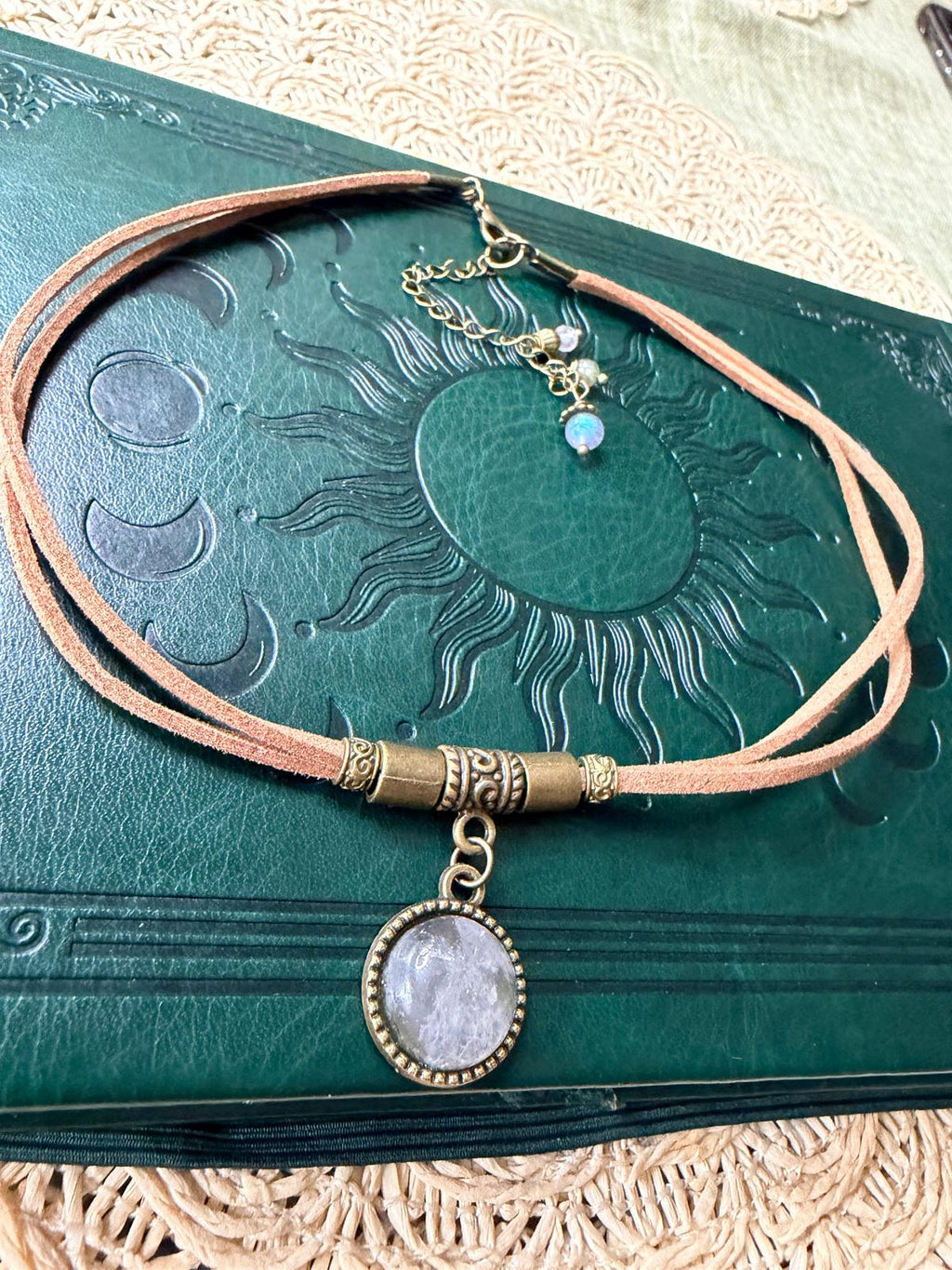 🤍✨ Choker z kwarcem – naszyjnik boho vintage, talizman spokoju i harmonii | Agnes Arte