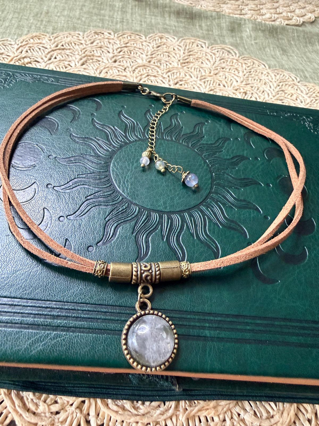 🤍✨ Choker z kwarcem – naszyjnik boho vintage, talizman spokoju i harmonii | Agnes Arte