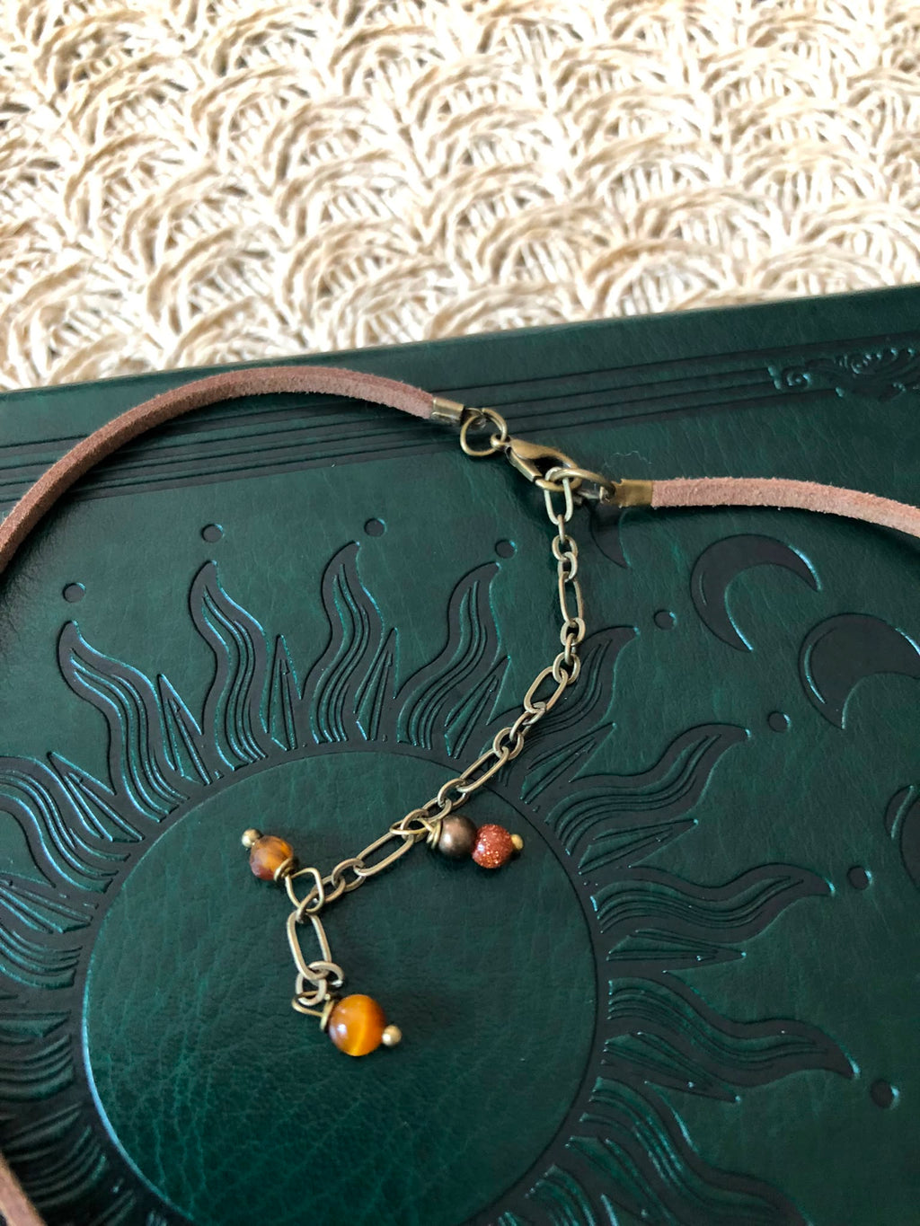 Choker Gothic z Ćmą – Symbol Transformacji i Tajemnicy | Agnes Arte