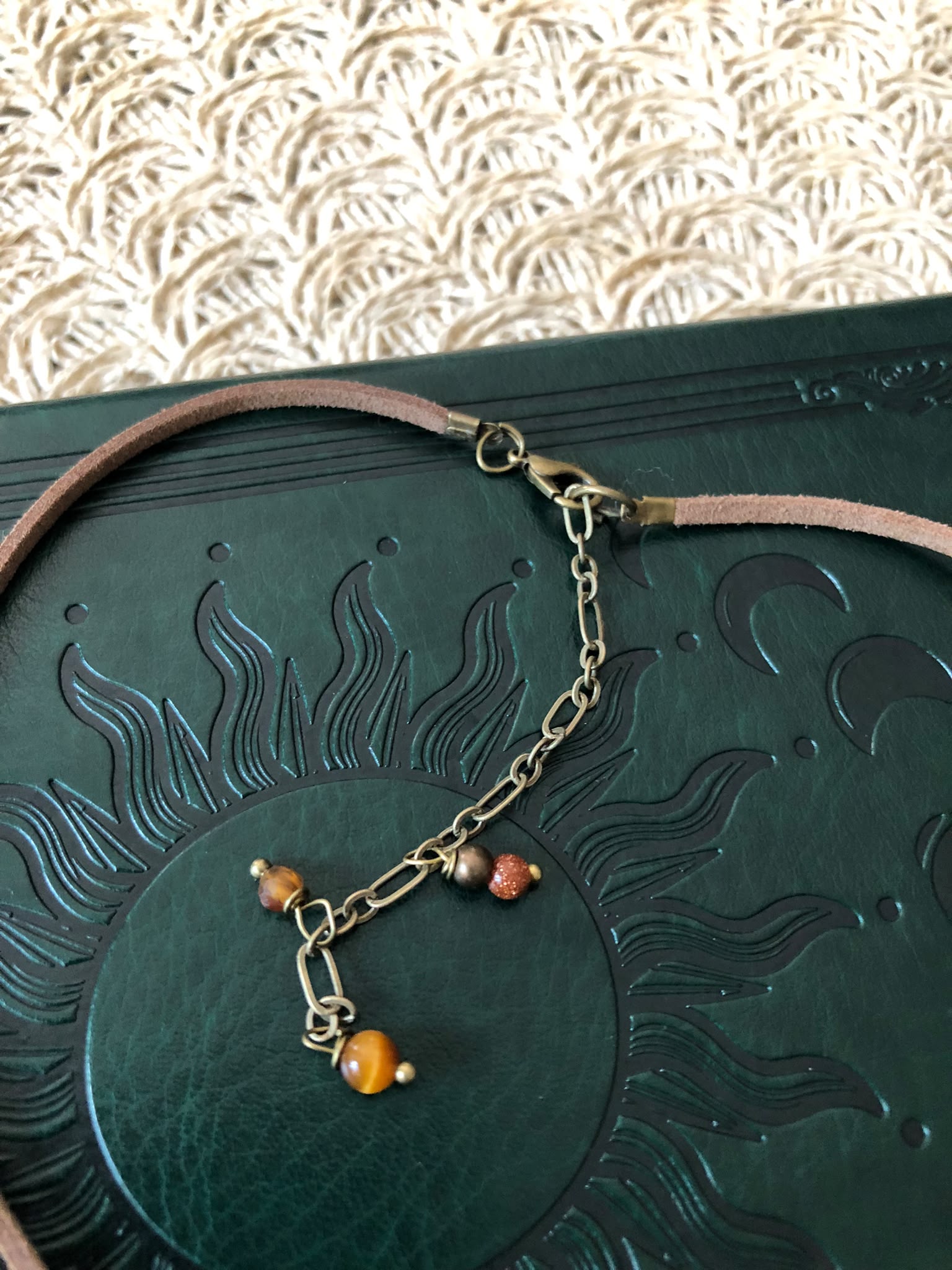 Choker Gothic z Ćmą – Symbol Transformacji i Tajemnicy | Agnes Arte