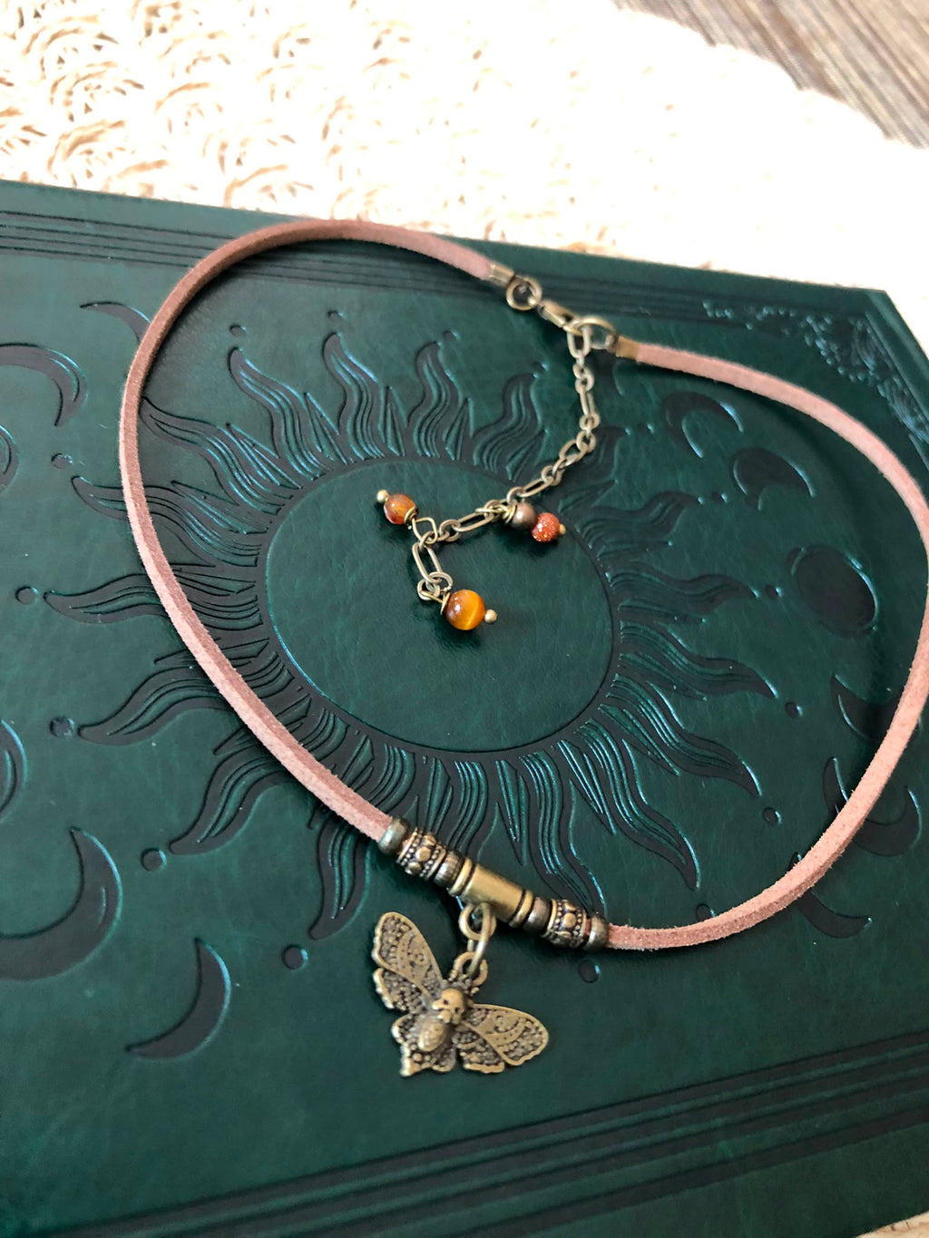 Choker Gothic z Ćmą – Symbol Transformacji i Tajemnicy | Agnes Arte
