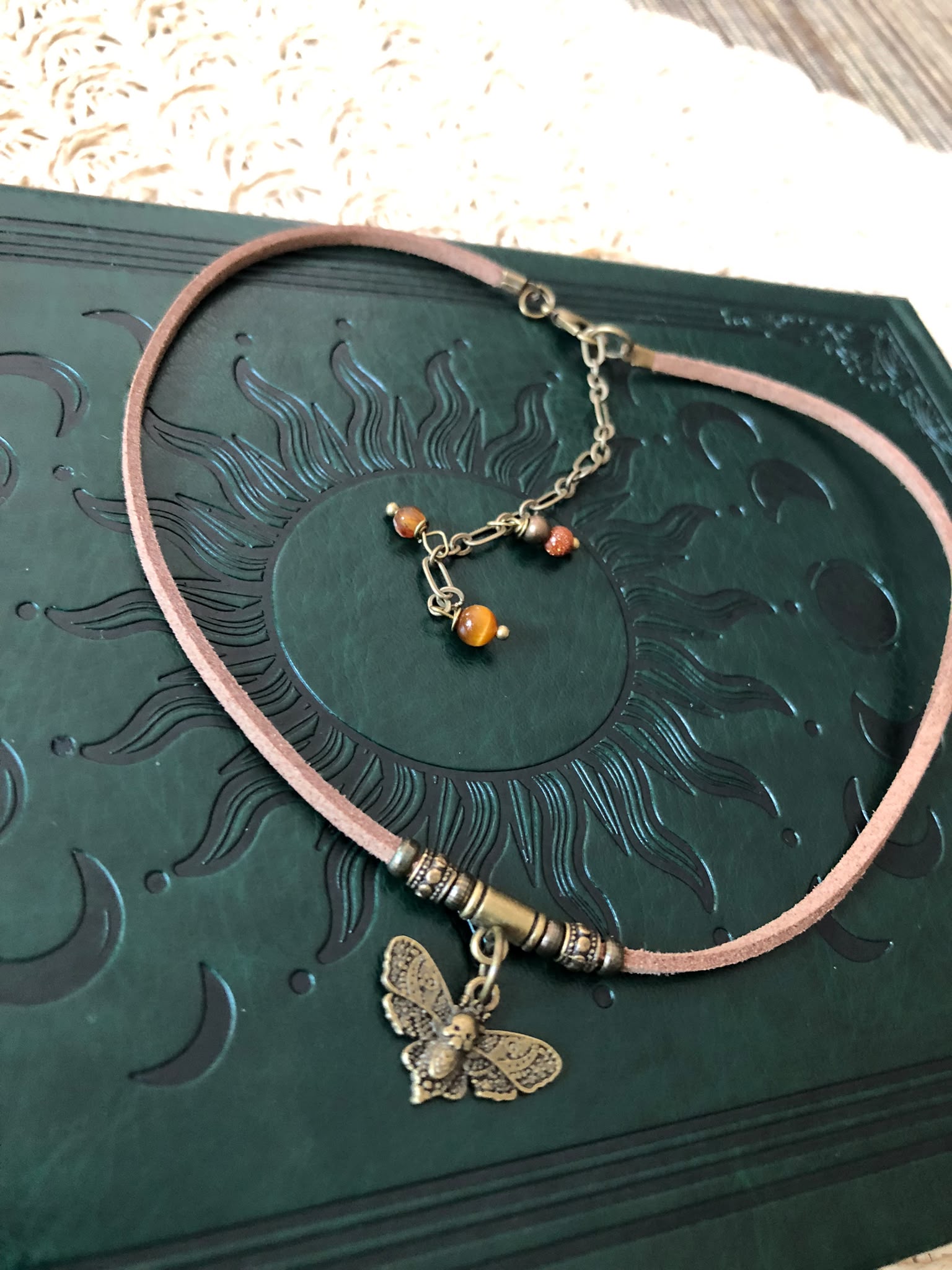 Choker Gothic z Ćmą – Symbol Transformacji i Tajemnicy | Agnes Arte